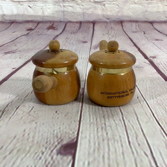 Vintage Wood Souvenir International Village Gettysburg, PA Salt and Pepper Pair - Picture 2 of 7